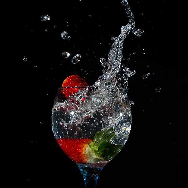 Imagen de una copa de agua con fruta
