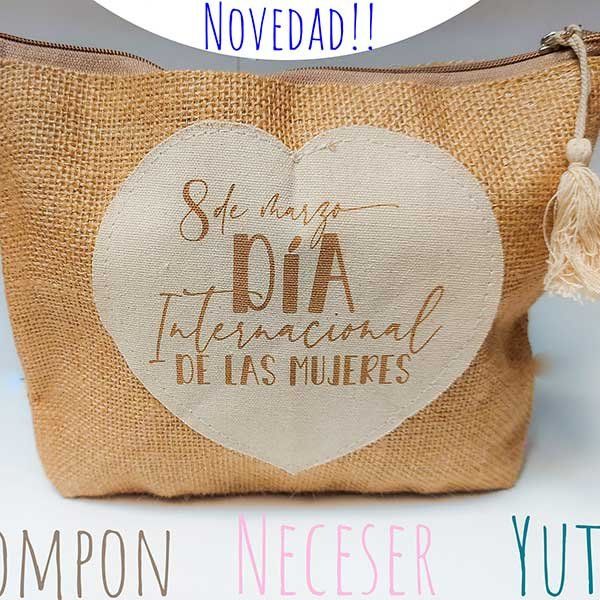 Neceser marrón personalizado con una frase en color beige
