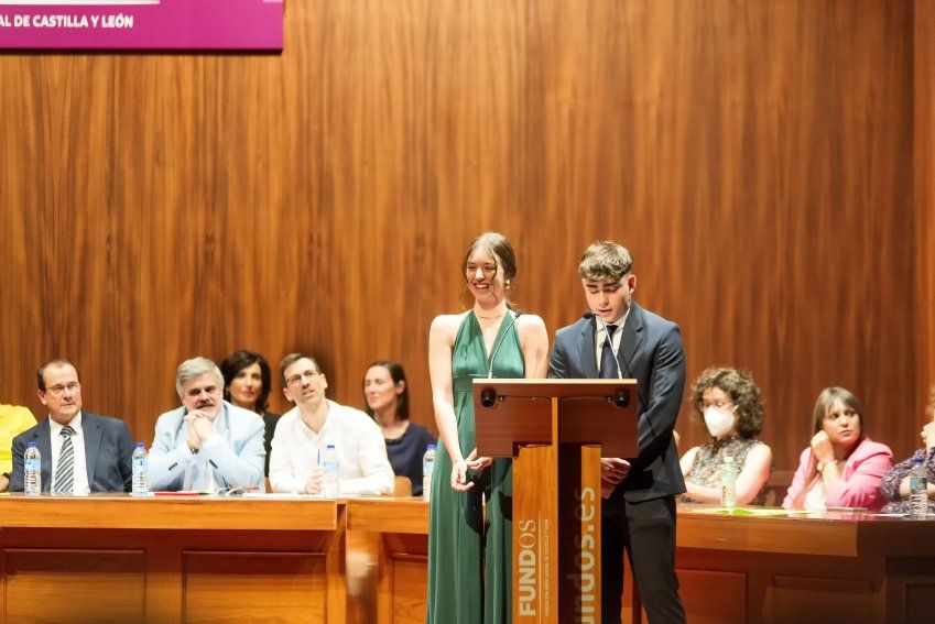 Dos jóvenes haciendo el discurso de graduación