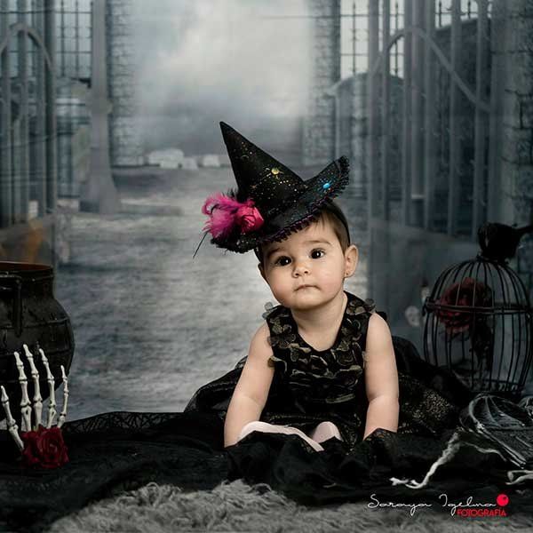 Una niña posa disfrazada de bruja