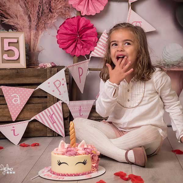 Imagen de una niña en su cumpleaños con una tarta