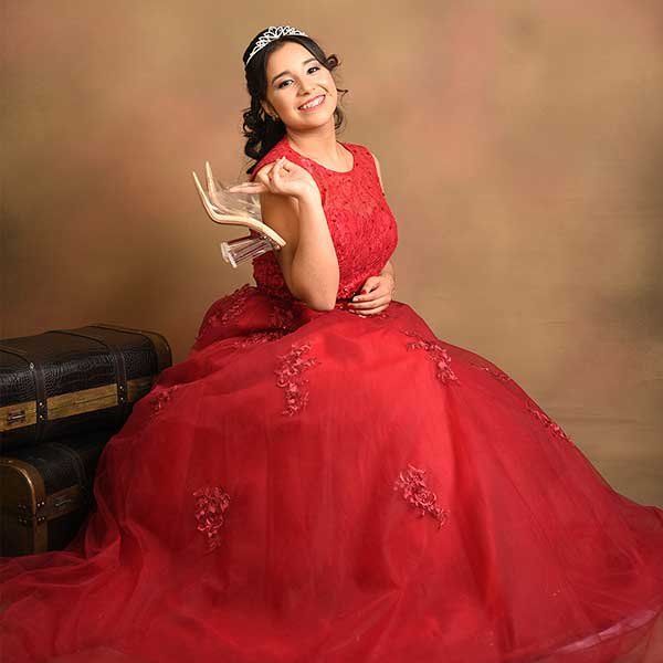 Chica celebrando una sesión de fotos