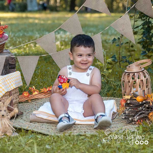 Una niña posando en un jardín