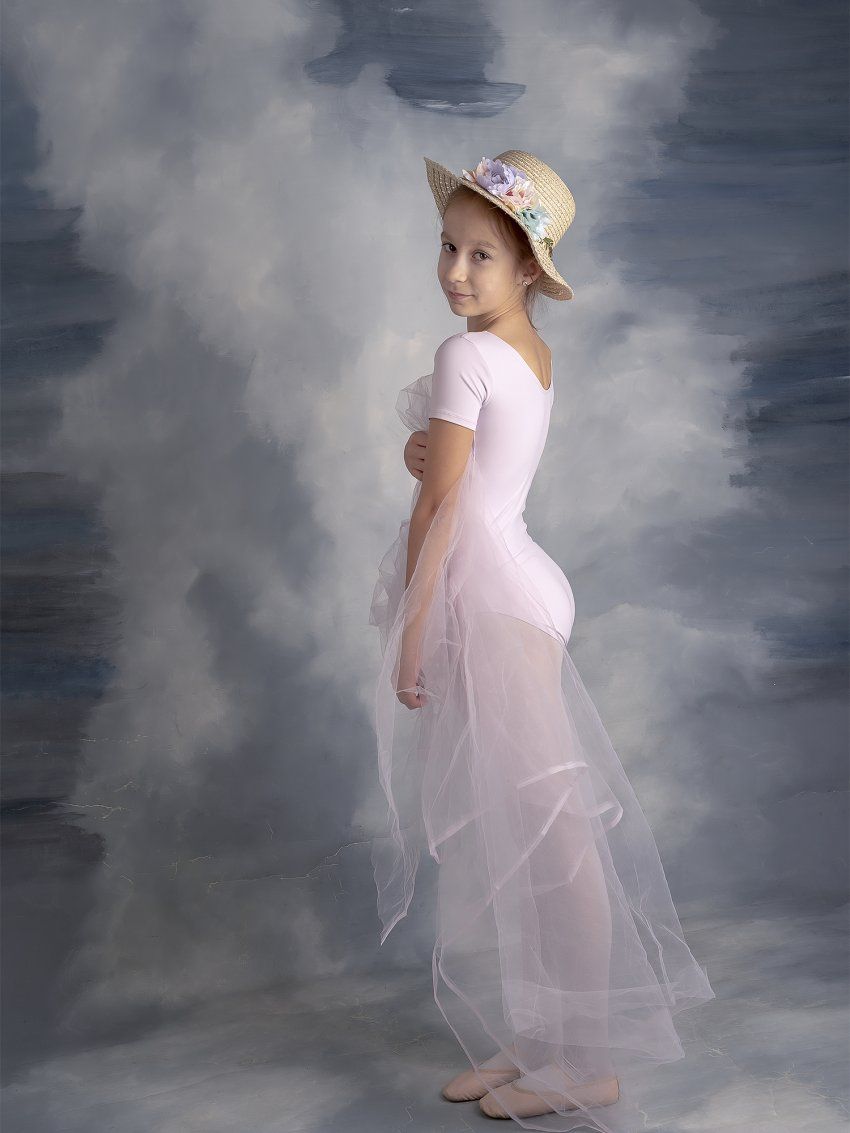 Imagen de una niña posando para una sesión de fotos