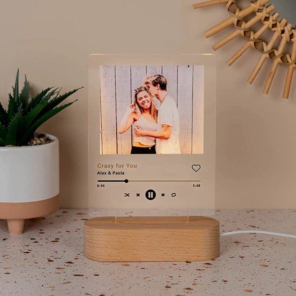 Lámpara de luz personalizada con la imagen de una pareja abrazándose