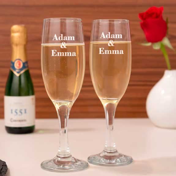 Copas de champán personalizadas con los nombres de una pareja