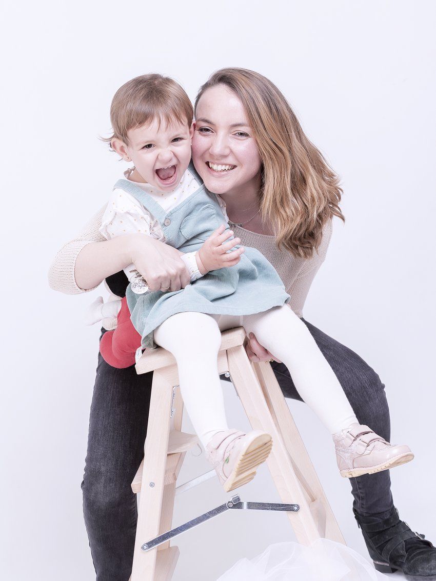 Imagen de un niño pequeño con su madre