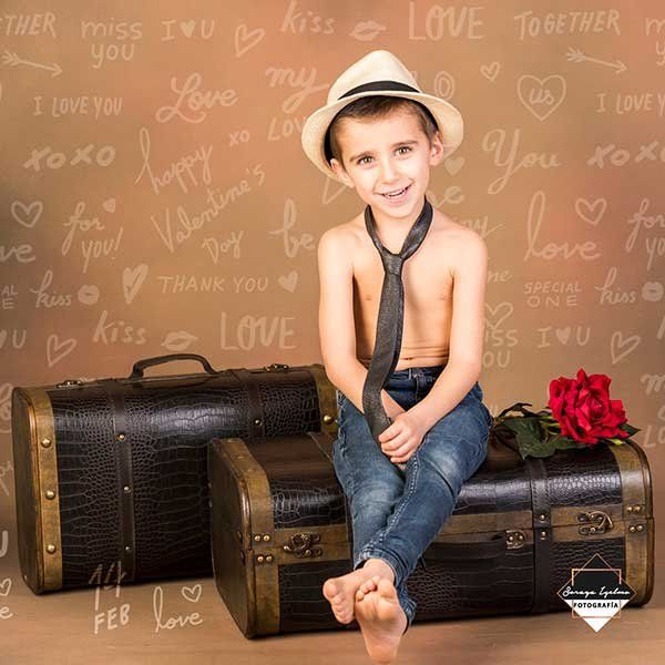 Imagen de un niño posando para un reportaje
