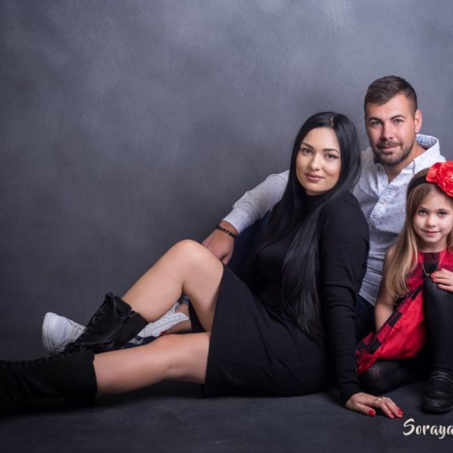 Imagen de una familia posando para un reportaje