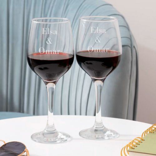 Dos copas de vino personalizadas con los nombres de una pareja