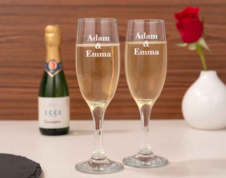 Imagen de dos copas de champán personalizadas Imagen de dos copas de champán personalizadas