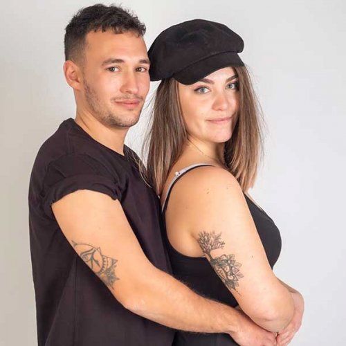 Una pareja posando para un reportaje