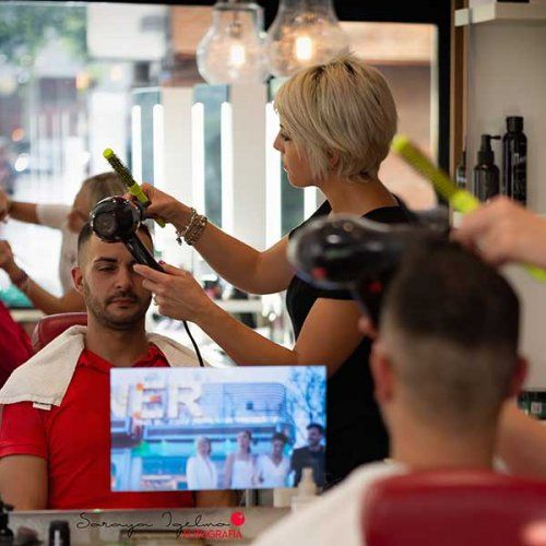 Imagen de un peluquero ejecutando un corte de pelo