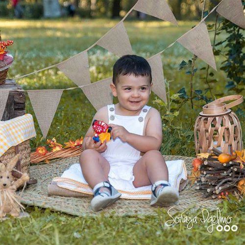 Una niña posando en un jardín