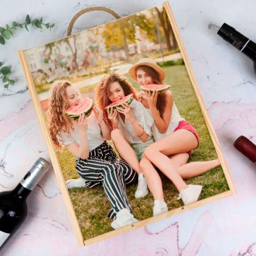Caja de madera para guardar una botella de vino con una imagen de unas chicas