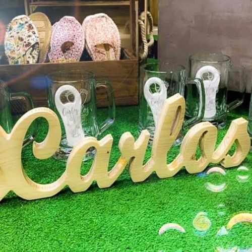 Nombre de una persona escrito con letras de madera