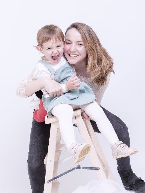 Imagen de un niño pequeño con su madre