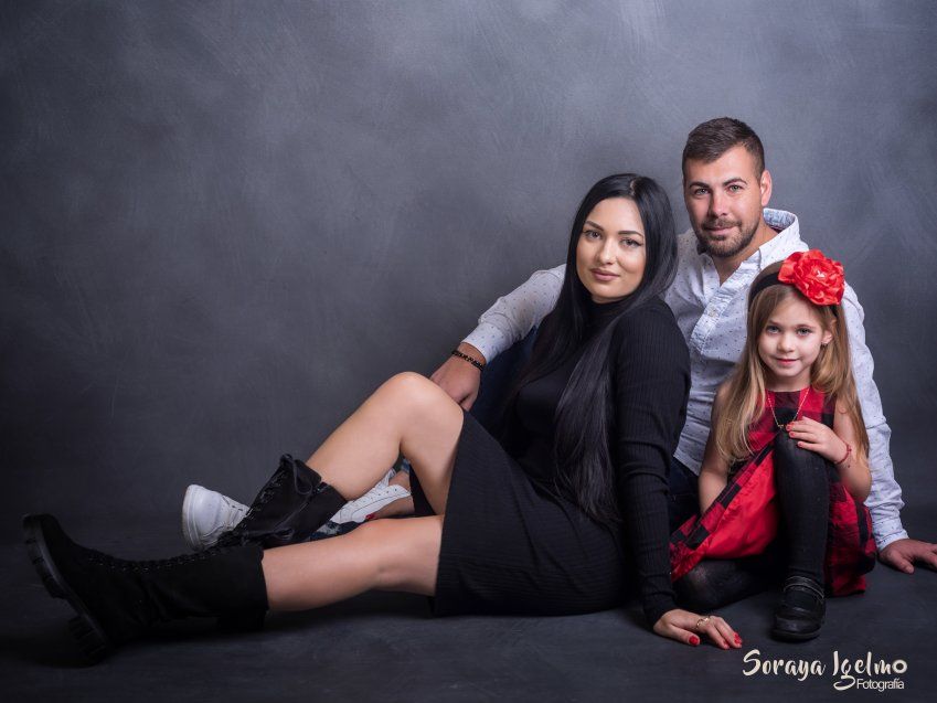 Imagen de una familia posando para un reportaje