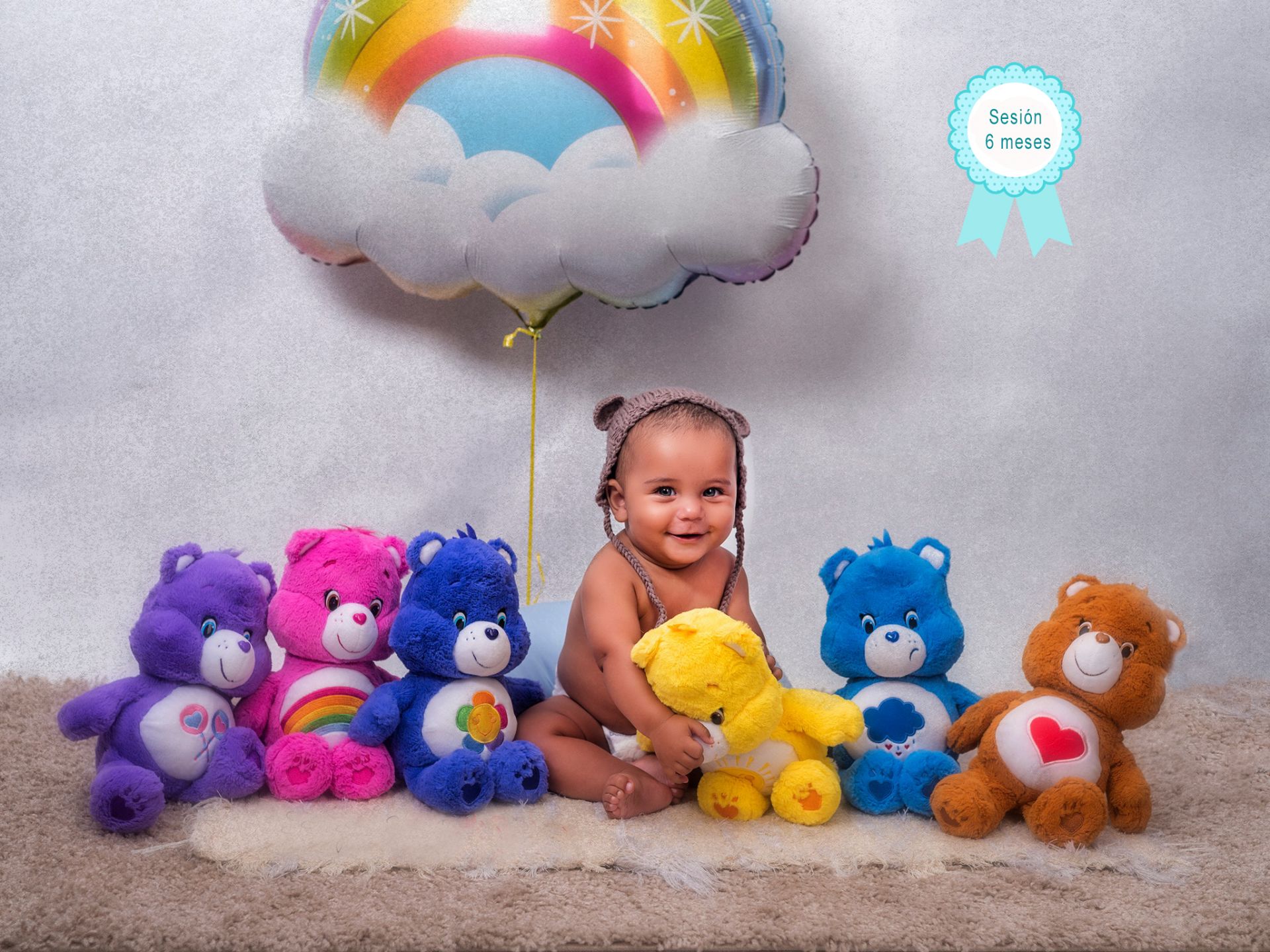 Fotografía de un bebé rodeado de peluches